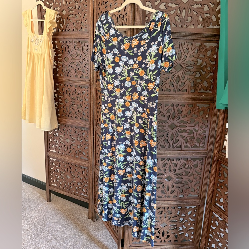Adorable Draper James Midi length M dress 🌸